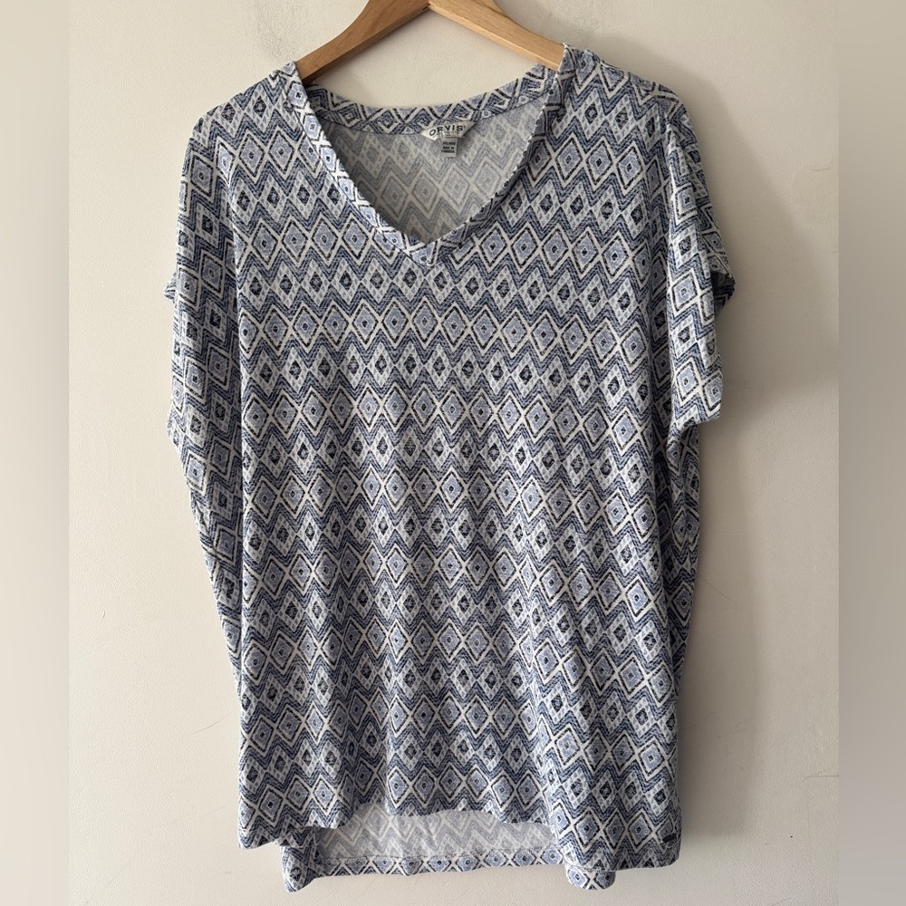 Orvis Women’s Knit Short Sleeve Top Blue and White Pattern V-Neck High Low Hem